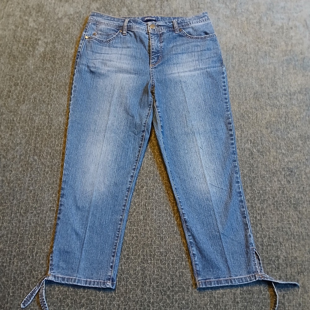 Bandolino Amy Capri Jeans Womens 8 Medium Wash Blue Denim Tie Hem Cropped Pants